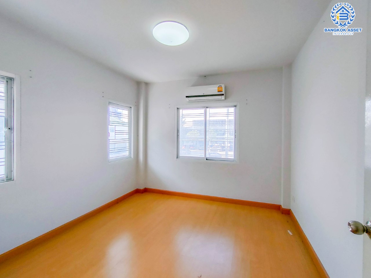 บ้านมือสองนนทบุรี ม.กาญจนาลักษณ์ เทพศิรินทร์ เนื้อที่ 41.7 ตร.ว. ฟังก์ชัน 3 ห้องนอน 2 ห้องน้ำ จอดรถได้ 1 คัน บนทำเลเชื่อมต่อถนนกาญจนาภิเษก ใกล้เซ็นทรัลเวสต์เกต ทางด่วน "ศรีรัช" และรถไฟฟ้าสายสีม่วง "สถานีตลาดบางใหญ่"